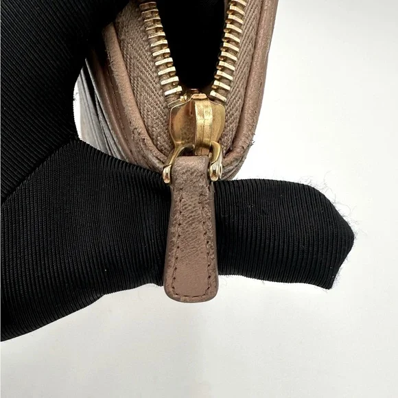 Miu Miu Portafoglio Lampo Matelasse Zip Wallet in Cammeo Beige.